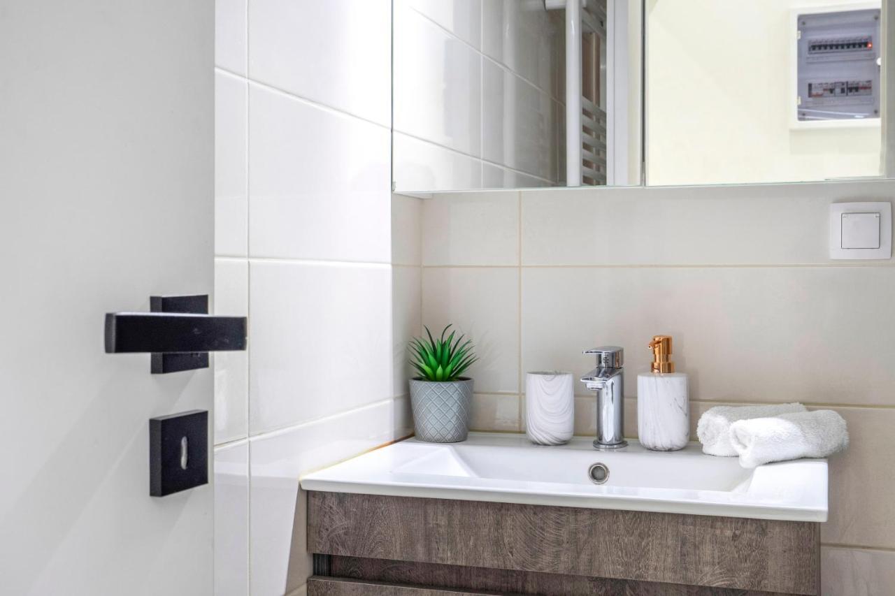 Central 2Br Apartment In The Heart Of Aten Exteriör bild